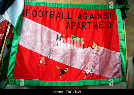 11 mai 2019. Portland Place London UK. Manifestation pour la Palestine. Une bannière pour "Le football contre l'apartheid" Banque D'Images