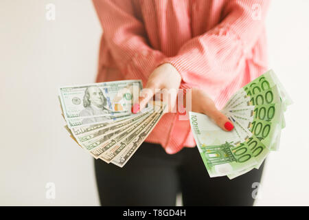 Femme regardant à l'argent des billets en euros. Girl's holding euro bills. Banque D'Images