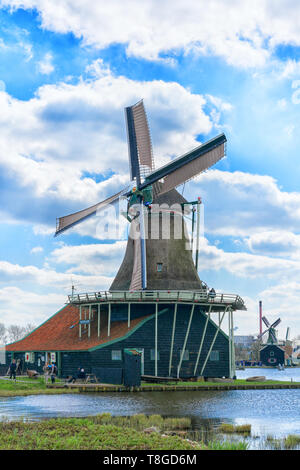 Moulin à vent hollandais historique à Zaanse sur la rivière Zaan aux Pays-Bas Banque D'Images