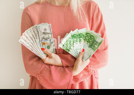 Femme regardant à l'argent des billets en euros. Girl's holding euro bills. Banque D'Images