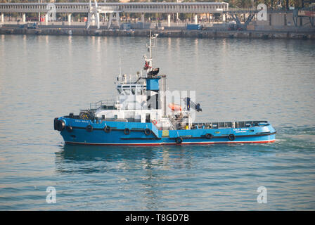 Tug boat Cala Gullo naviguant dans les eaux du port de Barcelone. Banque D'Images