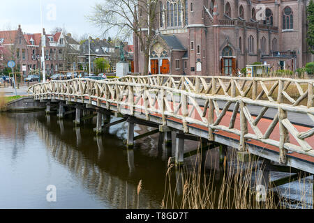 Pont vers l'église, la ville d'Alkmaar, la Hollande, les Pays-Bas Banque D'Images