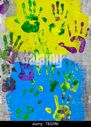 Belle main couleur imprime sur le mur Banque D'Images