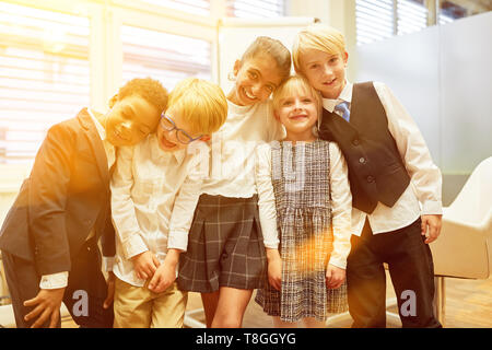 Groupe multiculturel de rire d'enfants comme un travail d'équipe à l'école ou au bureau Banque D'Images