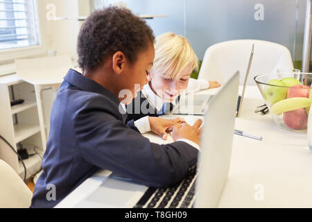 Deux garçons, des étudiants ou des gens d'affaires apprennent ensemble in computer class Banque D'Images