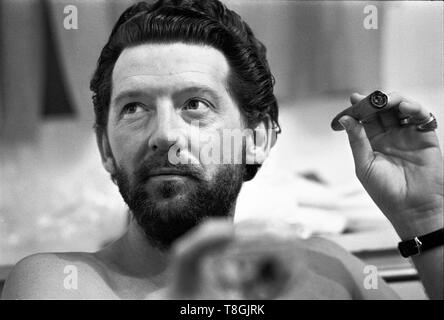 Londres : Jerry Lee Lewis posées fumer un cigare en coulisses au Palladium à Londres en 1972(Photo de Gijsbert Hanekroot) Banque D'Images