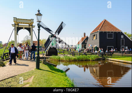 Zaanse Schans, Pays-Bas - 22 Avril 2019 : les touristes néerlandais traditionnel sightseeng maisons rurales et de moulins à vent de Zaanse Schans, est une petite vill Banque D'Images