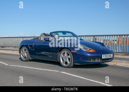 2001 Porsche Boxster S Cabrio bleu voyageant sur la promenade du front de mer, Southport, Merseyside, Royaume-Uni Banque D'Images