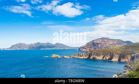 Le littoral vu de Cape Tourville à pied dans le parc national de Freycinet en Tasmanie, Australie. Banque D'Images