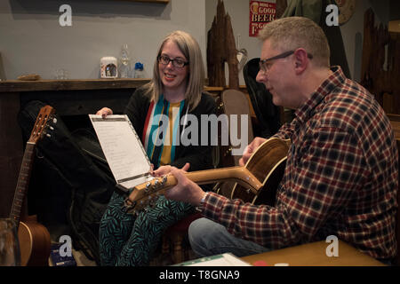 La perte de mémoire ne pouvez pas se rappeler la parole et la musique sur une chanson folklorique. Girl Friend aider en maintenant la musique, chanson pub Halifax fiche Yorkshire 2010s 2019 UK HOMER SYKES Banque D'Images