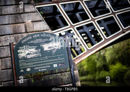 Bras de moteur s'étend sur le canal de Llangollen dans Smethwick, Birmingham, par une chaude journée de printemps. Banque D'Images