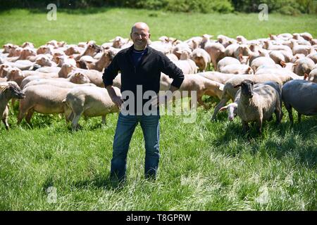 La France, l'Aveyron, Goutrens, portrait de Laurent Foucras, agneau allaiton source Banque D'Images
