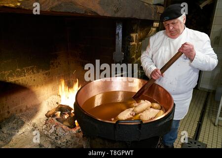 La France, l'Aveyron, Monteils, La Ferme de Carles, Jacques Carles, la cuisson au feu de bois dans les chaudrons de cuivre, le cou de canard fourré au foie gras Banque D'Images