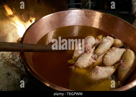 La France, l'Aveyron, Monteils, La Ferme de Carles, Jacques Carles, la cuisson au feu de bois dans les chaudrons de cuivre, le cou de canard fourré au foie gras Banque D'Images