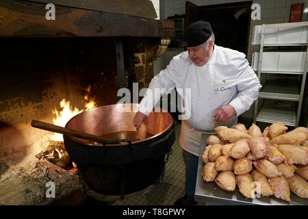 La France, l'Aveyron, Monteils, La Ferme de Carles, Jacques Carles, la cuisson au feu de bois dans les chaudrons de cuivre, le cou de canard fourré au foie gras Banque D'Images