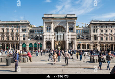 L'architecture néoclassique de l'extérieur en gamme Galleria Vittorio Emanuele II galerie marchande, la Piazza del Duomo, Milan, Italie Banque D'Images