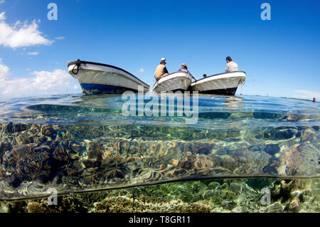 Bateaux à proximité des récifs coralliens peu profonds dans la lagune de Pohnpei, États fédérés de Micronésie Banque D'Images