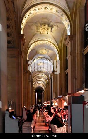 France, Paris, région classée au Patrimoine Mondial de l'UNESCO, le Café Marly dans les colonnes du Musée du Louvre Banque D'Images