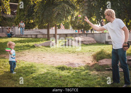 Famille des frisbees on meadow in park Banque D'Images