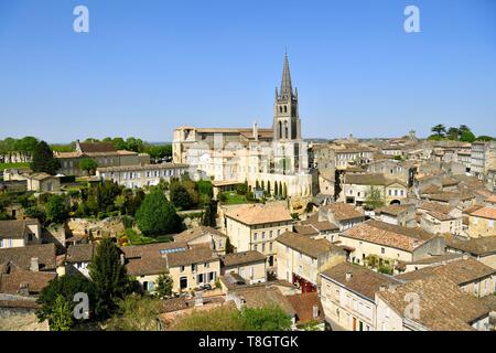 France, Gironde, Saint Emilion, classée au Patrimoine Mondial de l'UNESCO, la cité médiévale dominée par l'église monolithe du 11e siècle entièrement creusé dans le roc Banque D'Images