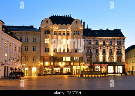 La Slovaquie, Bratislava, centre historique, place principale (Hlavne Nam) Banque D'Images