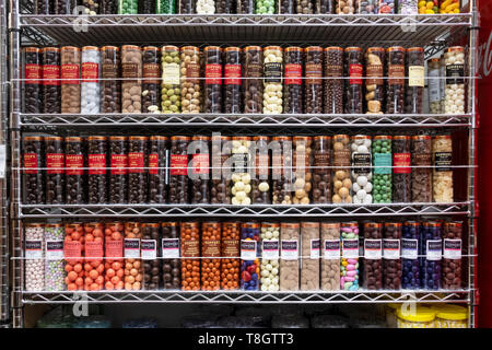 Un affichage net des jarres de Kopper's chocolats et bonbons bonbons sur l'économie à Rivington Street dans le lower east side de Manhattan, New York. Banque D'Images