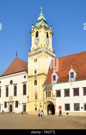 La Slovaquie, Bratislava, centre historique, place principale (Hlavne Nam), ancien conseil de ville et sa tour datant du 14e siècle, mais modifié en 1733, un bâtiment qui abrite maintenant le Musée de la ville de Bratislava Banque D'Images