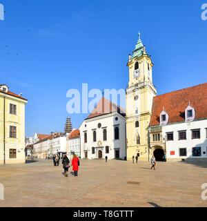 La Slovaquie, Bratislava, centre historique, place principale (Hlavne Nam), ancien conseil de ville et sa tour datant du 14e siècle, mais modifié en 1733, un bâtiment qui abrite maintenant le Musée de la ville de Bratislava Banque D'Images