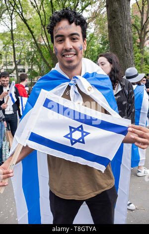 Posée portrait d'un étudiant à NYU qui porte & tenant un drapeau israélien. Lors de la célébration de la Journée de l'indépendance d'Israël à Washington Square Park, NYC Banque D'Images