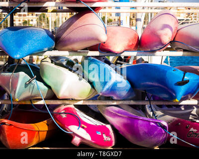 Kayaks couleur stockées sur la plage Banque D'Images