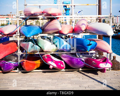 Kayaks couleur stockées sur la plage Banque D'Images