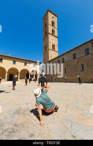 Italie, Toscane, Val di Cecina, Volterra, Santa Maria Assunta cathedral et le clocher, l'art contemporain sur la place San Giovanni Battista Banque D'Images