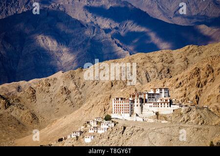 L'Inde, l'état de Jammu-et-Cachemire, Ladakh, Himalaya, vallée de l'Indus, le Gompa (monastère) de Chemrey entouré par les loges des moines avec la gamme du Zanskar dans l'arrière-plan Banque D'Images