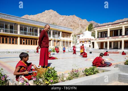 L'Inde, l'état de Jammu-et-Cachemire, Ladakh, Himalaya, vallée de l'Indus, jeunes novices de l'ordre les élèves dans la cour de l'école Gelugpa du monastère (Gompa) de Likir Banque D'Images