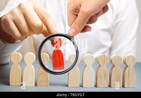 Le patron licencie l'employé de l'équipe. La gestion du personnel. Mauvais travailleur. Rétrogradation. Le concept de recherche de personnes et d'ouvriers au travail. Selec Banque D'Images