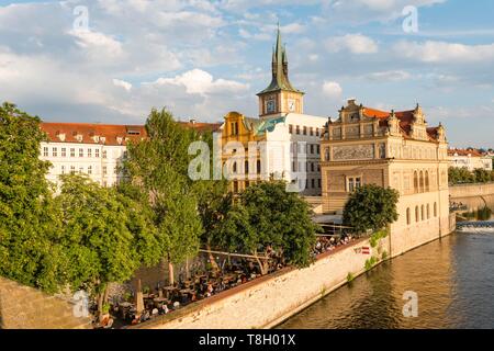 République tchèque, Praha, inscrite au Patrimoine Mondial de l'UNESCO, vue de Mala Strana et le pont Charles de la rivière Vlatva Banque D'Images
