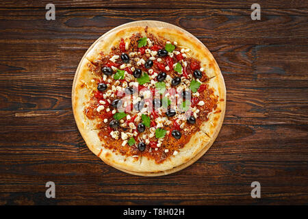 Mozzarella pizza ; on wooden table ; Vue de dessus ; copie ; espace ; pizza mozzarella italienne ; l'alimentation ; Banque D'Images