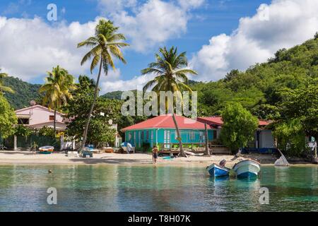 La Martinique, sur la plage de Warehouse, maisons au bord de l'eau et place au premier plan des bateaux de pêche à l'ancre sur la plage mis à bateaux Banque D'Images