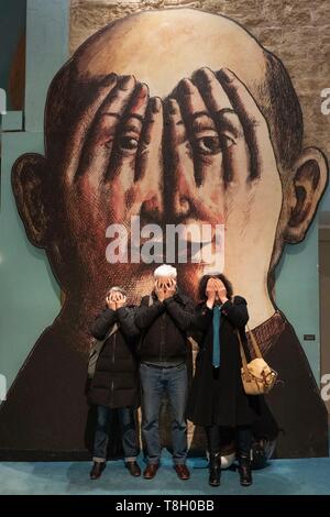 France, Paris, les spectateurs devant une fresque de Roland Topor Banque D'Images