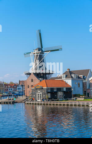 Haarlem, Pays-Bas - 14 Avril 2019 : Vue de la ville de Harlem avec Adriaan moulin sur la rivière Spaarne sur fond à midi à Haarlem, Pays-Bas Banque D'Images