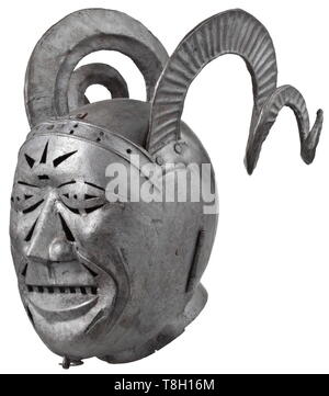 Un masque de la honte, ou brank - Collector's la reproduction dans le style du 16ème siècle Deux-pièces avec crâne en fer riveté, forme de spirale ram's horns. Articulée en deux-pièces latéralement bevor. Géométriquement, à charnières pare-soleil percé en forme de visage. Un peu de patine sombre n'est pas oxydée. Hauteur ca. 40 cm. Cette pièce s'inspire d'un armet situé dans le Royal Armouries à Londres aujourd'hui. Le célèbre "casque cornu' a été faite entre 1511 et 1514 par l'armurier Innsbruck Konrad Seusenhofer et était un cadeau de l'Empereur Maximilien I du roi anglais Henry V, Additional-Rights Clearance-Info-Not-Available- Banque D'Images