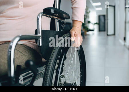 Libre tourné d'une méconnaissable senior woman sitting in a wheelchair Banque D'Images
