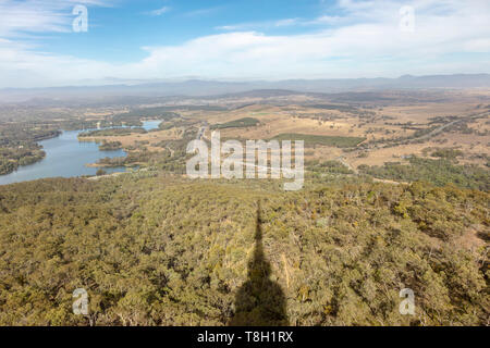 Vue panoramique de la rivière Molonglo emblématique de Tour Telstra à Canberra, Australie. Banque D'Images