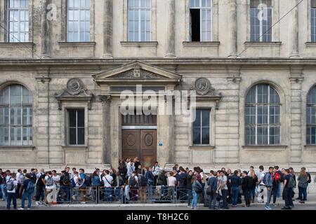 France, Isère, Grenoble, sur la Place de Verdun, les étudiants de la Faculté de Sciences et Lettres Banque D'Images