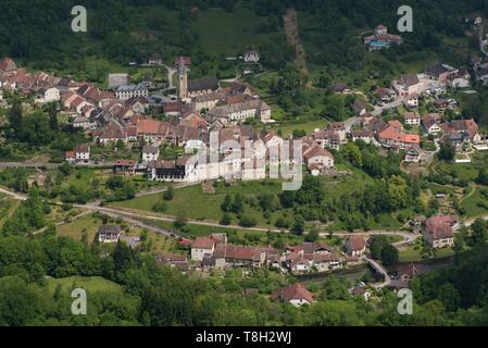 France, Doubs, vallée de la Loue, le belvédère du moine vu sur le village de Mouthier Hautepierre Banque D'Images