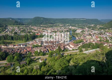 France, Doubs, vallée de la Loue, vue générale de la ville depuis le belvédère de la roche du Mont à Ornans Banque D'Images