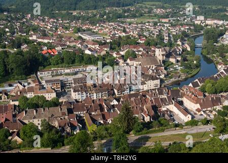 France, Doubs, vallée de la Loue, vue générale de la ville depuis le belvédère de la roche du Mont à Ornans Banque D'Images