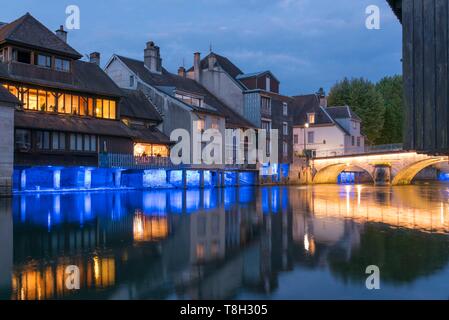 France, Doubs, vallée de la Loue, village d'Ornans miroir de la Loue au crépuscule Banque D'Images