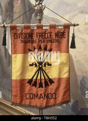 BANDERIN DE COMANDO DE DIVISION ITALIANA "FRECCE NERE" (FLECHAS NEGRAS). Emplacement : ALCAZAR / Museo del Ejercito-palace. Toledo. Banque D'Images