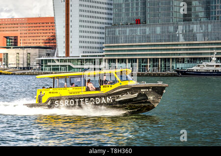 Rotterdam, Pays-Bas, le 13 août 2018 : noir et jaune taxi de l'eau à pleine vitesse sur Nieuwe Maas (rivière) en face de l'immeuble de Rotterdam Banque D'Images